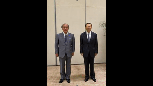 아키바 다케오(秋葉剛男·왼쪽) 일본 국가안전보장국장과 양제츠(楊潔篪) 중국 공산당 외교담당 정치국원의 모습. [유튜브 'TBS NEWS DIG Powered by JNN' 채널 캡처]