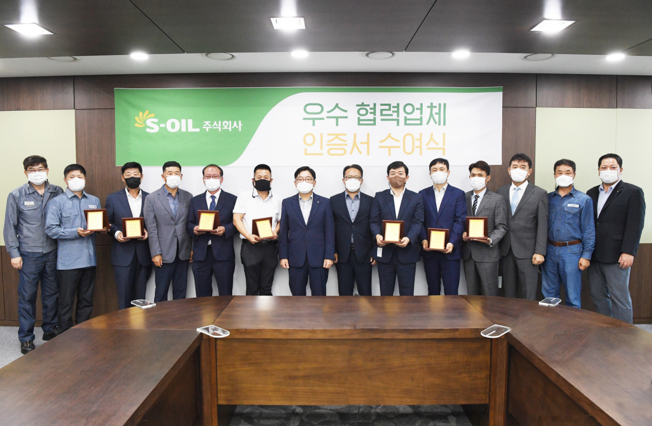 서강돈(왼쪽 일곱번째) S-OIL 전무가 협력업체들에게 우수업체 인증서를 수여한 뒤 기념사진을 찍고 있다. [S-OIL 제공]