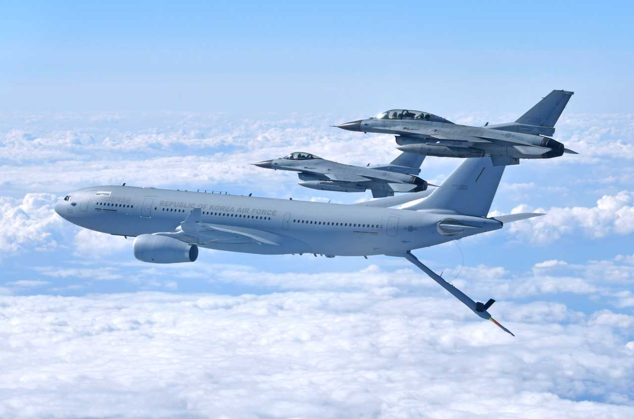 공군 KF-16 2대와 KC-330 다목적 공중급유수송기 1대가 호주 공군 주관의 대규모 다국적 연합훈련 ‘피치블랙’ 훈련 전개에 대비해 사전 공중급유훈련을 실시하고 있다. [공군 제공]
