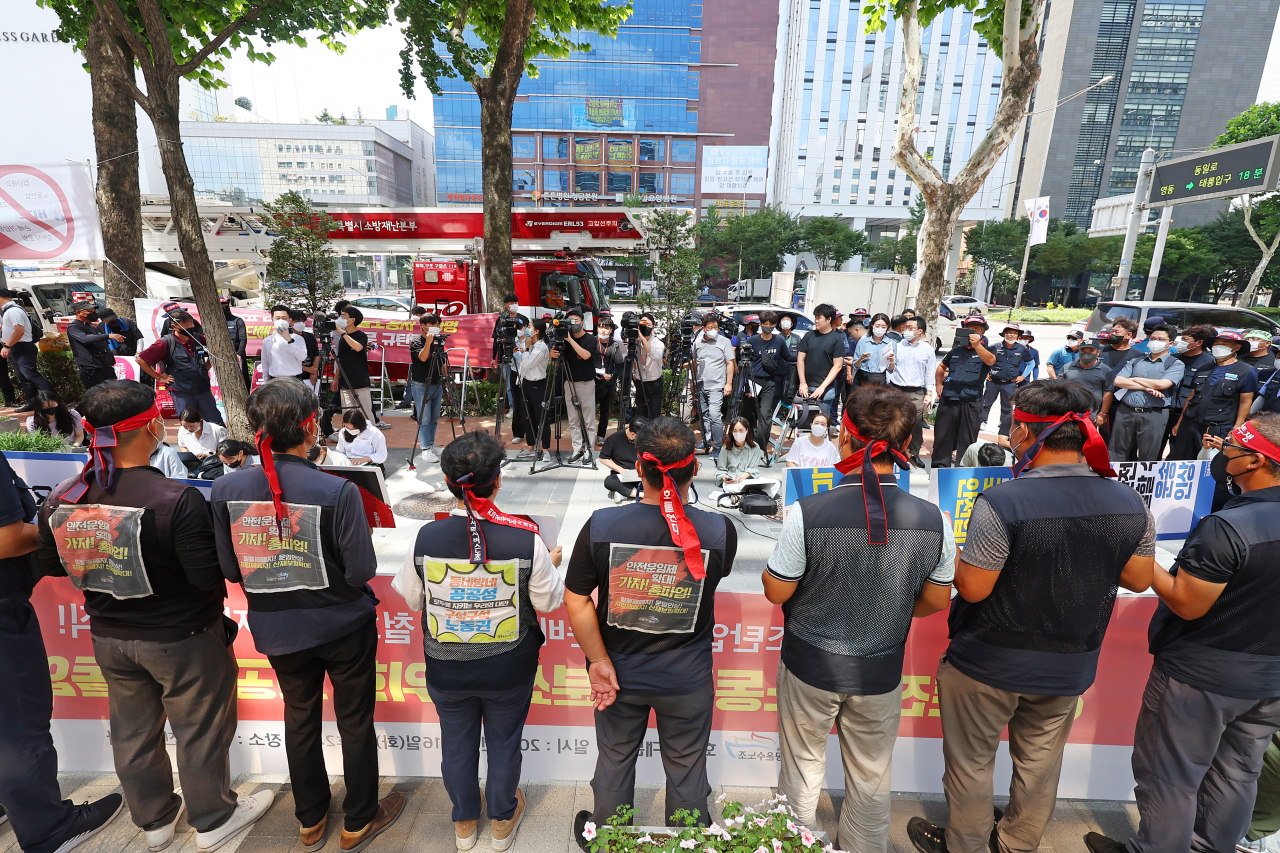 지난 16일 전국민주노동조합총연맹(민주노총) 공공운수노조 화물연대 소속 조합원들이 하이트진로 측에 손해배상 소송·업무방해 가처분신청 철회, 해고 조합원 복직, 운송료 현실화 등을 요구하며 서울 강남구 하이트진로 본사 앞에서 고공농성돌입 기자회견을 하고 있다. [연합]