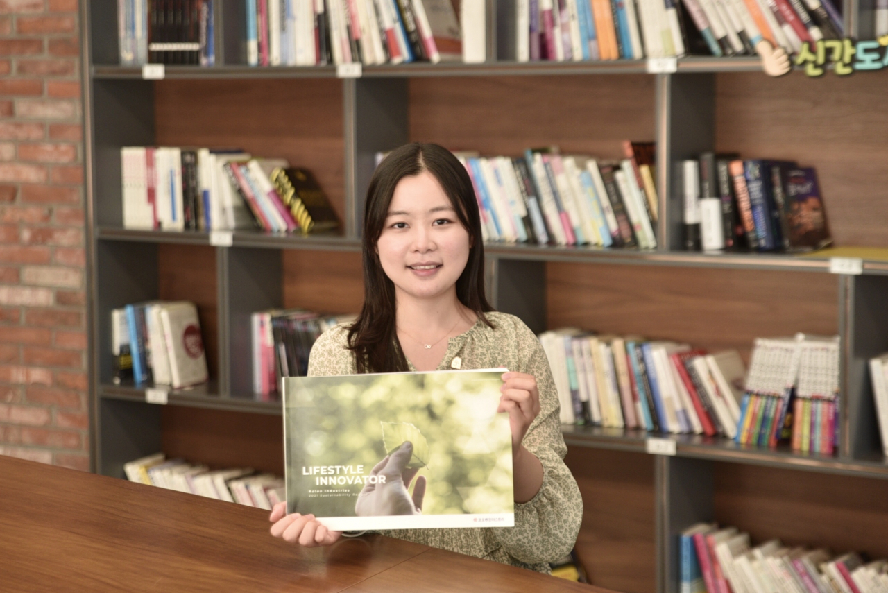 코오롱인더스트리 관계자가 최근 발간된 ‘2021 지속가능경영보고서’를 선보이고 있다. [코오롱인더스트리 제공]
