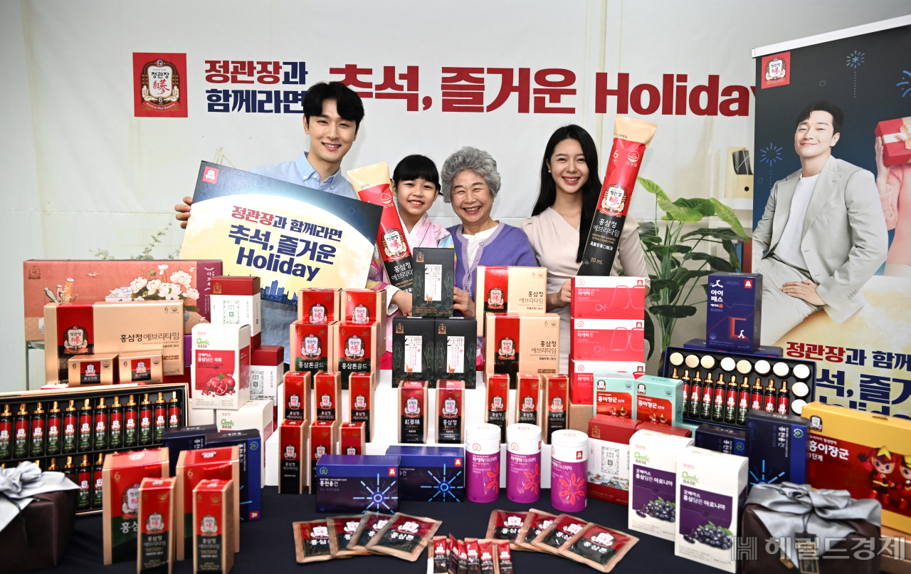 정관장 추석 프로모션 '정관장과 함께라면 즐거운 Holiday' 사진행사가 18일 서울 중구 한국의집에서 열려 모델들이 제품을 선보이고 있다. 임세준 기자