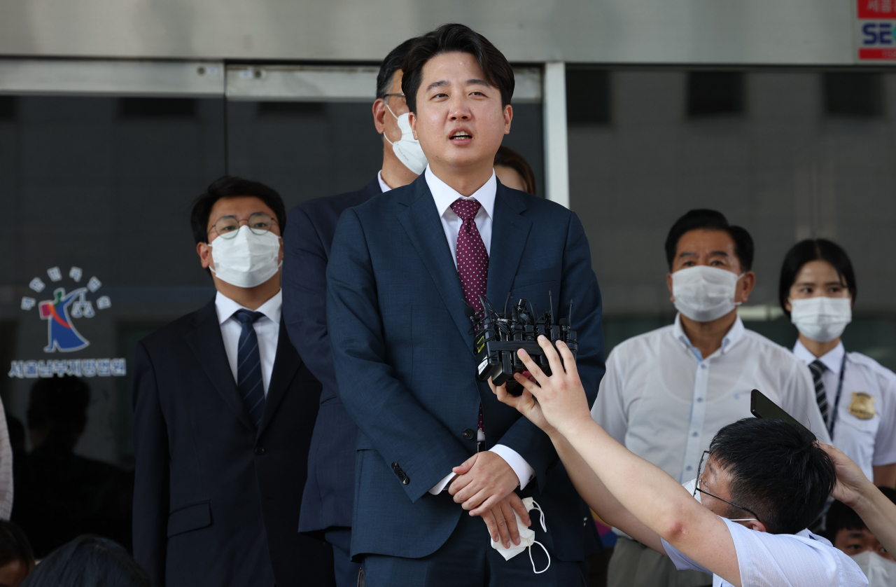 이준석 국민의힘 전 대표가 17일 오후 서울남부지법에서 당 비상대책위원회 효력을 정지해달라며 낸 가처분 신청 사건의 심문을 마친 뒤 취재진의 질문에 답변하고 있다. 이날 이 전 대표 지지 당원들의 모임 '국민의힘 바로세우기'(국바세) 소속 1천500여 명이 비슷한 취지로 낸 효력정지 가처분 신청 사건도 같은 시각, 같은 법정에서 함께 심문이 진행됐다. [연합]