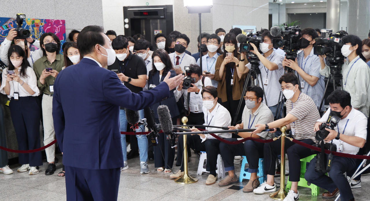 윤석열 대통령이 18일 서울 용산 대통령실 청사로 출근하며 기자들과 질의응답을 하고 있다. [연합]