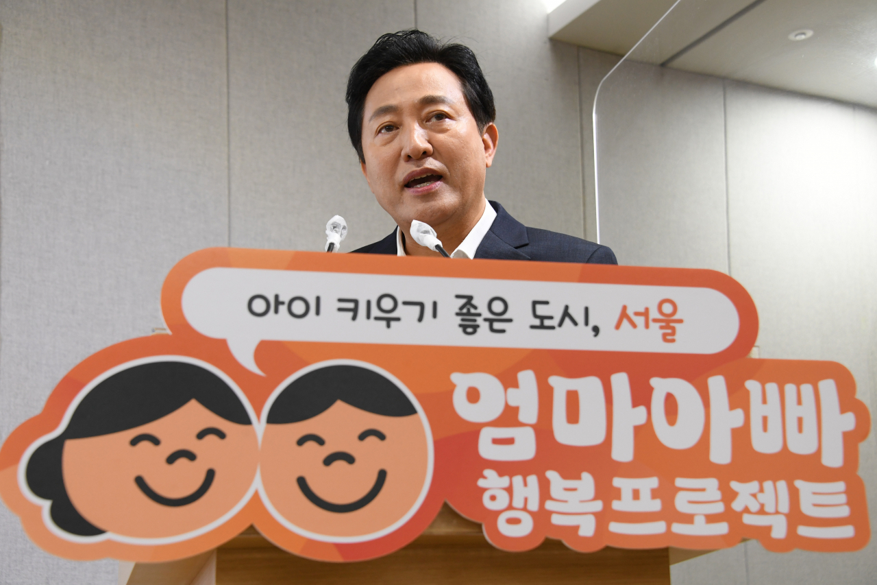 오세훈 서울시장은 18일 시청 2층 브리핑룸에서 열린 ‘엄마아빠 행복 프로젝트’ 기자설명회에서 “반지하주택은 충분한 기간을 두고 점차 줄여나가겠다는 목표를 설정한 것”이라고 말했다. [서울시 제공]