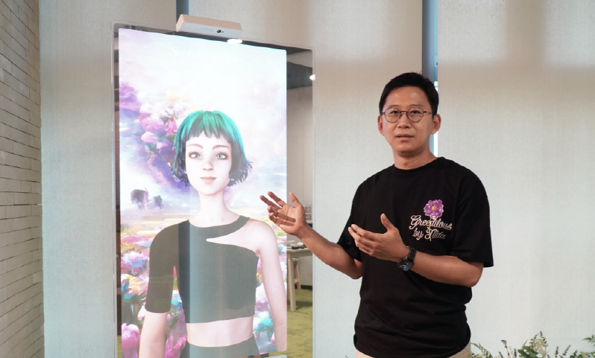 배경훈 LG AI연구원장이 초거대 AI ‘엑사원’을 탑재한 AI 아티스트 ‘틸다’를 설명하고 있다. [LG 제공]