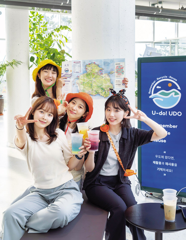 SK텔레콤은 제주특별자치도·제주관광공사·우도면 주민자치위원회·행복커넥트와 함께 ‘청정 우도 프로젝트’를 위한 업무협약을 체결했다고 18일 밝혔다. 제주 ‘우도’에서 다회용컵을 이용하고 있는 고객들의 모습. [SK텔레콤 제공]