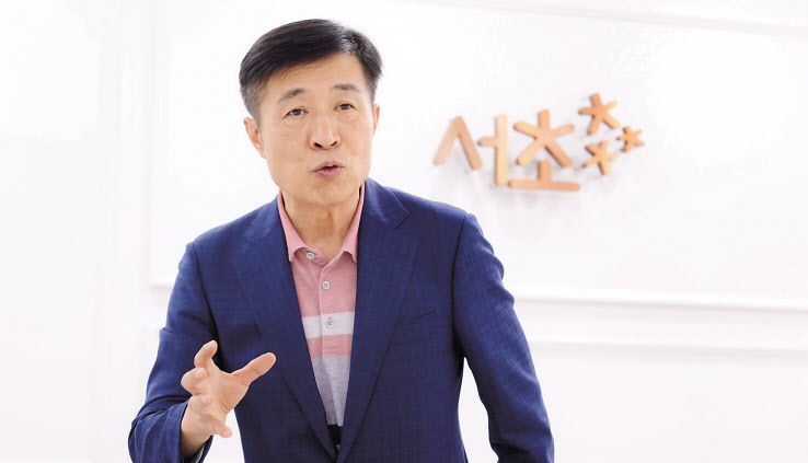 전성수 서울 서초구청장이 18일 헤럴드경제와 인터뷰에서 “경부선 지하화로 심각한 교통정체를 해결하고 서초구 지도를 완전히 바꾸고 싶다”고 말하고 있다. 이상섭 기자
