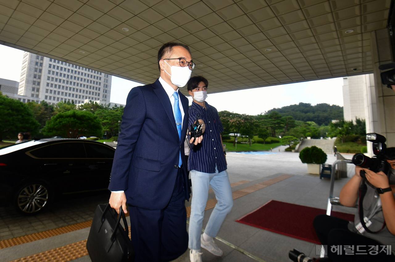 윤석열 대통령이 새 정부 초대 검찰총장에 지명할 것으로 알려진 이원석 대검찰청 차장검사가 18일 서울 서초구 대검찰청에 출근하고 있다. 임세준 기자