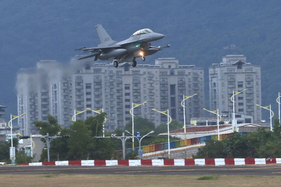 대만 공군이 지난 17일 공개한 F-16V 전투기 훈련 장면. [asiaonecom 트위터 캡처]