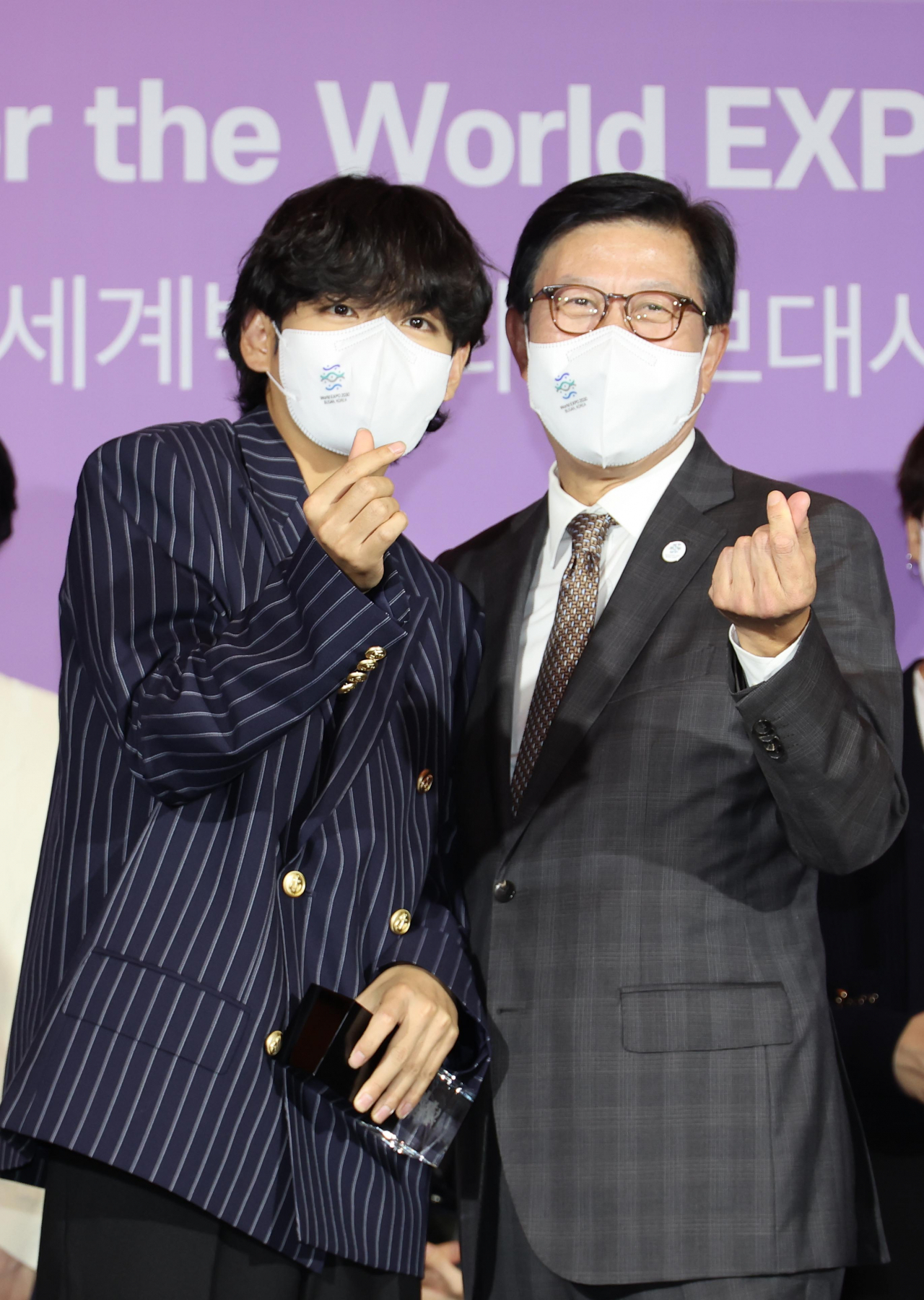 박형준 부산시장이 19일 서울 용산구 ㈜하이브에서 열린 BTS 부산엑스포 홍보대사 위촉식에 참석해 방탄소년단(BTS)의 뷔와 손하트를 하고 있다. [연합]