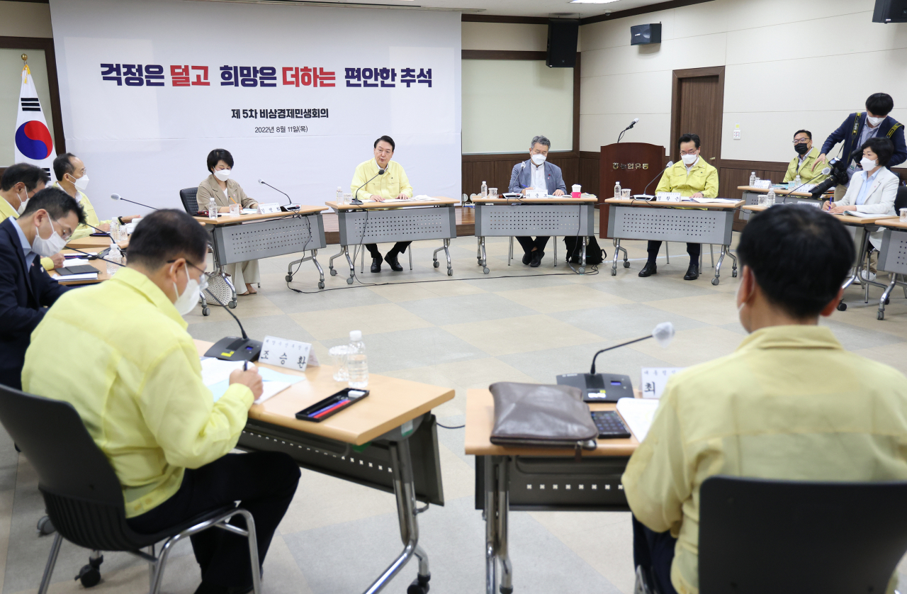 윤석열 대통령이 11일 서울 서초구 양재동 하나로마트 양재점에서 열린 제5차 비상경제민생회의에서 발언하고 있다. [연합]