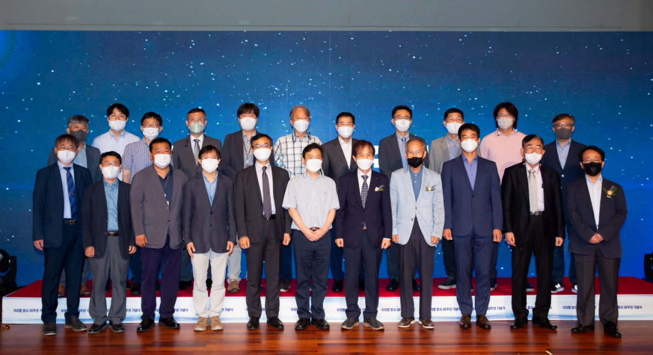 지난 11일 열린 우리별 위성 발사 30주년 기념식에서 우리별 위성 연구팀과 KAIST 관계자들이 기념촬영을 하고 있다.[KAIST 제공]