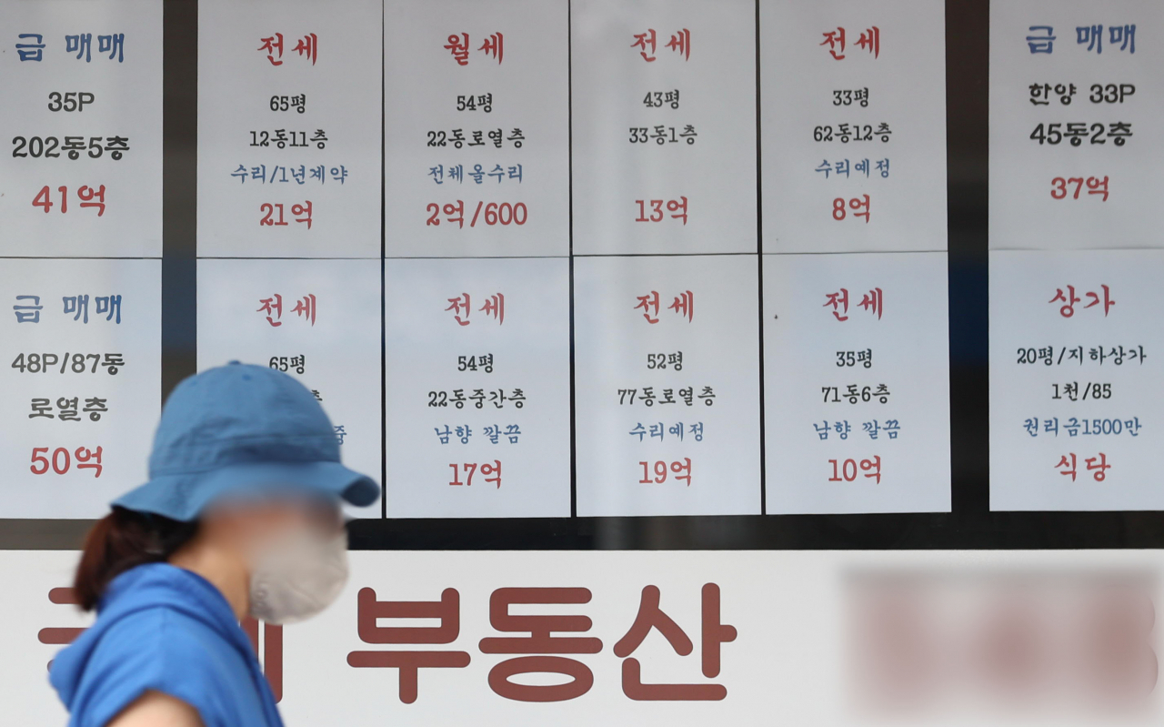 서울 시내 한 부동산 중개업소에 붙은 전월세 시세표. [연합]