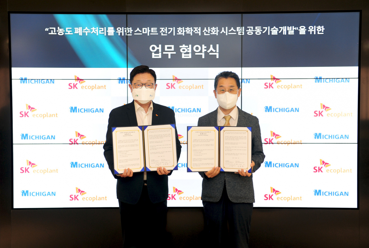 김병권 SK에코플랜트 에코랩센터 대표(왼쪽)와 이병호 ㈜미시간기술 대표(오른쪽)가 서울 종로구 SK에코플랜트 관훈사옥에서 ‘고농도 폐수처리를 위한 스마트 전기화학적 산화시스템 공동개발’을 위한 업무협약을 체결한 뒤 기념촬영을 하고 있다.