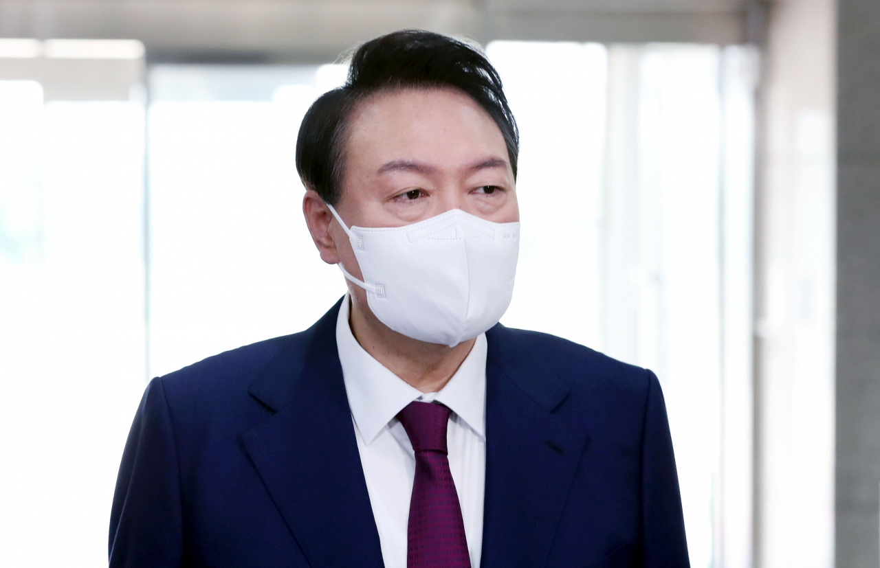 윤석열 대통령이 18일 서울 용산 대통령실 청사로 출근하며 기자들과 질의응답을 하고 있다. [연합]