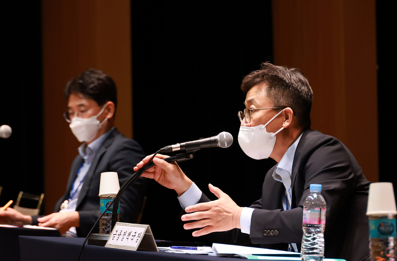 [사진=18일 새출발기금 설명회에서 권대영 금융위원회 금융정책국장(오른쪽)이 발언하고 있다.]