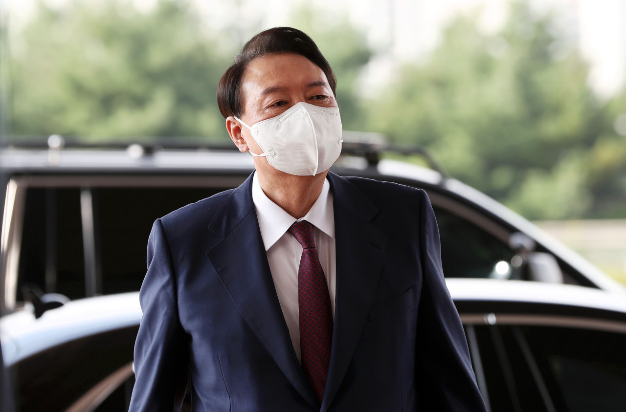 President Yoon Suk-yeol arrives at the presidential office in Yongsan, central Seoul, on Wednesday. (Yonhap)