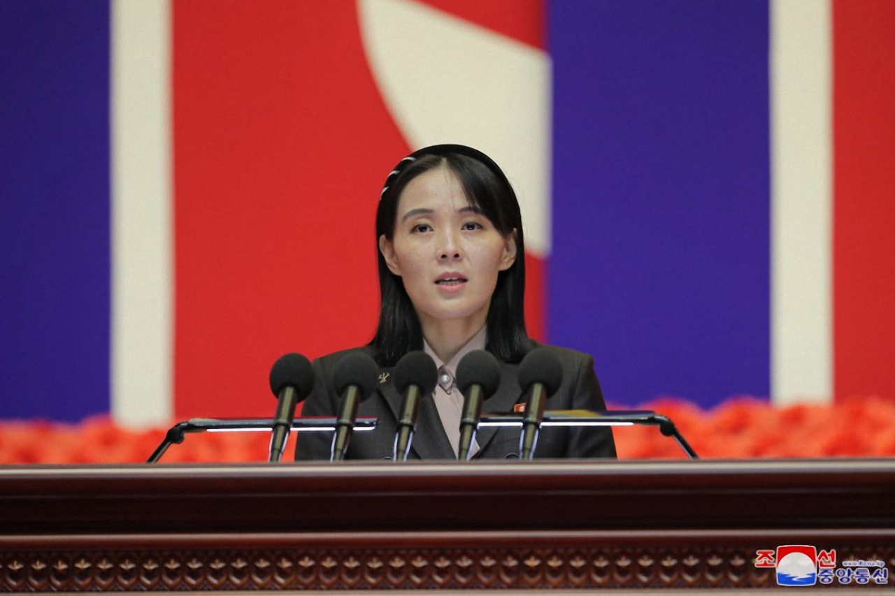 김정은 북한 국무위원장은 지난 10일 평양에서 열린 전국비상방역총화회의를 주재하며 신종 코로나바이러스 감염증(코로나19) 사태 종식을 선언했다. 김 위원장의 여동생인 김여정 노동당 부부장은 토론자로 나서 공개 연설을 통해 남측에 의해 코로나19가 북에 유입됐다고 주장하며 강력한 보복 대응을 검토하겠다고 위협했다. [조선중앙통신 홈페이지 캡처] [국내에서만 사용가능. 재배포 금지. For Use Only in the Republic of Korea. No Redistribution] [연합]