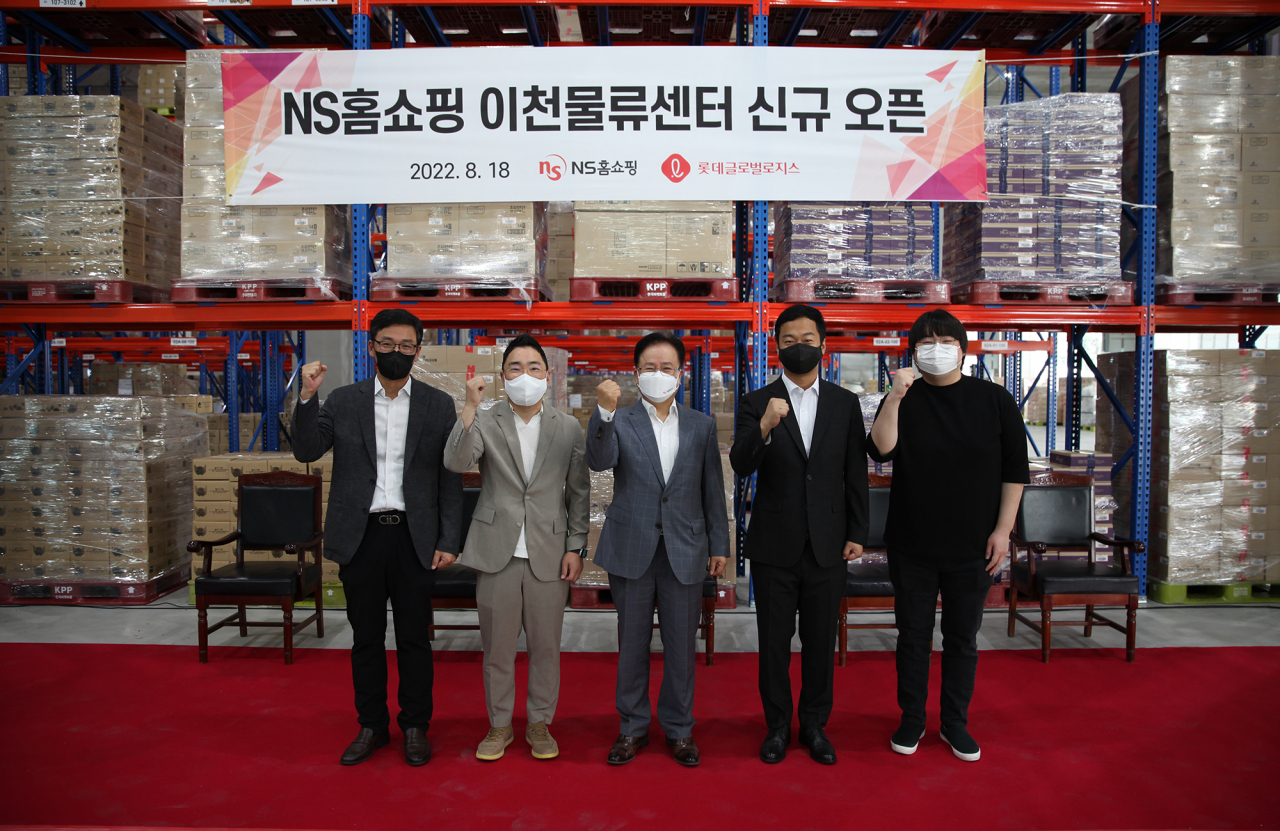 NS홈쇼핑이 이천 통합물류센터로 확장 이전하고 18일 오픈 기념식을 가졌다. 왼쪽부터 롯데글로벌로지스 권순근 본부장, 로젠택배 심희석 본부장, NS홈쇼핑 조항목 대표이사, 팀프레시 이성일 대표이사, VtoV권민구 이사. [NS홈쇼핑 제공]