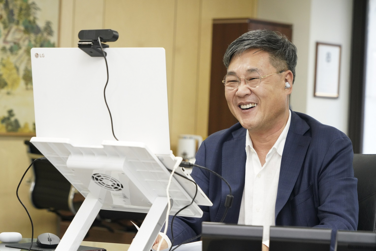 정문헌 종로구청장이 줌(zoom) 프로그램으로 홀몸어르신과 온라인 소통하고 있다. [종로구 제공]