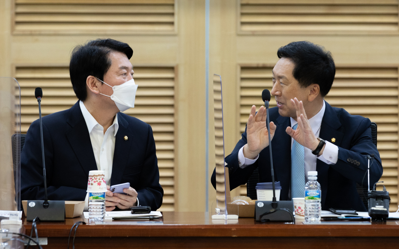국민의힘 김기현 의원(오른쪽)과 안철수 의원이 13일 오전 국회 의원회관에서 열린 혁신 24 새로운 미래 두 번째 모임인 '경제위기 인본 혁신생태계로 극복하자!'에 참석해 대화하고 있다. [연합]