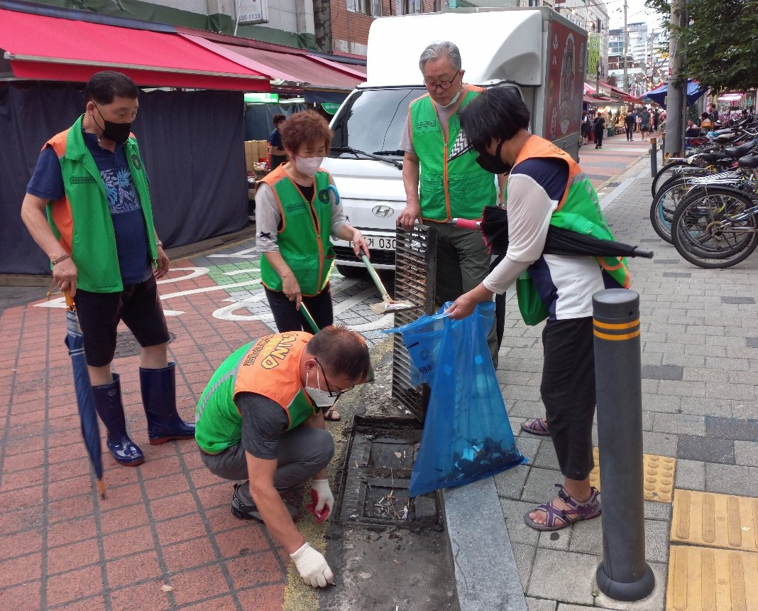 수해 현장 자원봉사 활동 모습. [영등포구 제공]