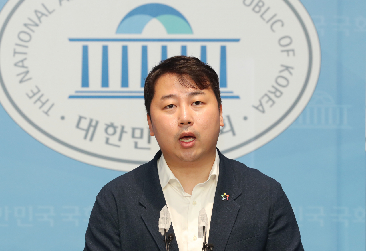 지난 대선 당시 윤석열 캠프 청년본부장, 인수위 청년소통TF 단장을 맡았던 장예찬 청년재단 이사장이 18일 국회 소통관에서 국민의힘 이준석 전 대표의 최근 행보에 대해 비판 성명을 발표하고 있다. [연합]