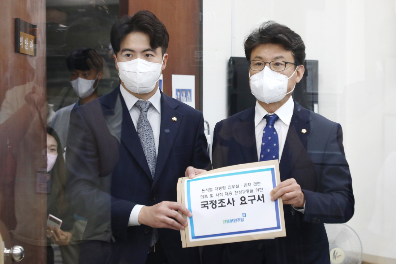 더불어민주당 진성준 원내수석부대표(오른쪽)와 오영환 원내대변인이 지난 17일 오전 윤석열 대통령 집무실-관저 관련 의혹 및 사적 채용 진상규명을 위한 국정조사 요구서를 제출하기 위해 국회 의원과에 들어서고 있다. 이상섭 기자