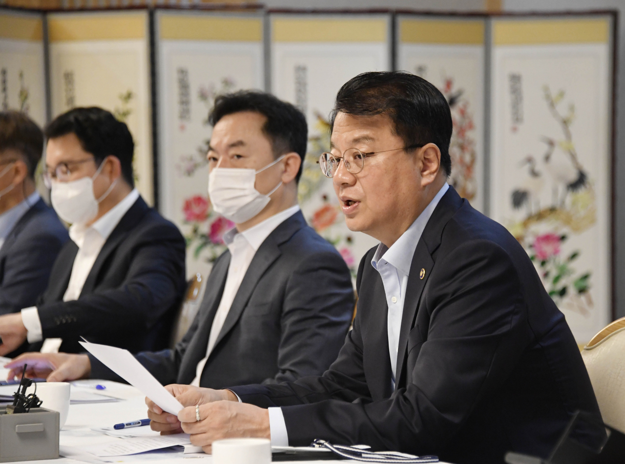 방기선 기획재정부 차관이 19일 정부서울청사에서 열린 '제6차 비상경제차관회의'를 주재하고 있다. 그는 "관계기관 합동 성수품 수급안정대책반을 운영해 20대 성수품 수급·가격 동향을 일일 점검하고 이상징후 포착 땐 비축물량 추가 방출 등으로 즉각 대응하겠다"고 강조했다. [연합]