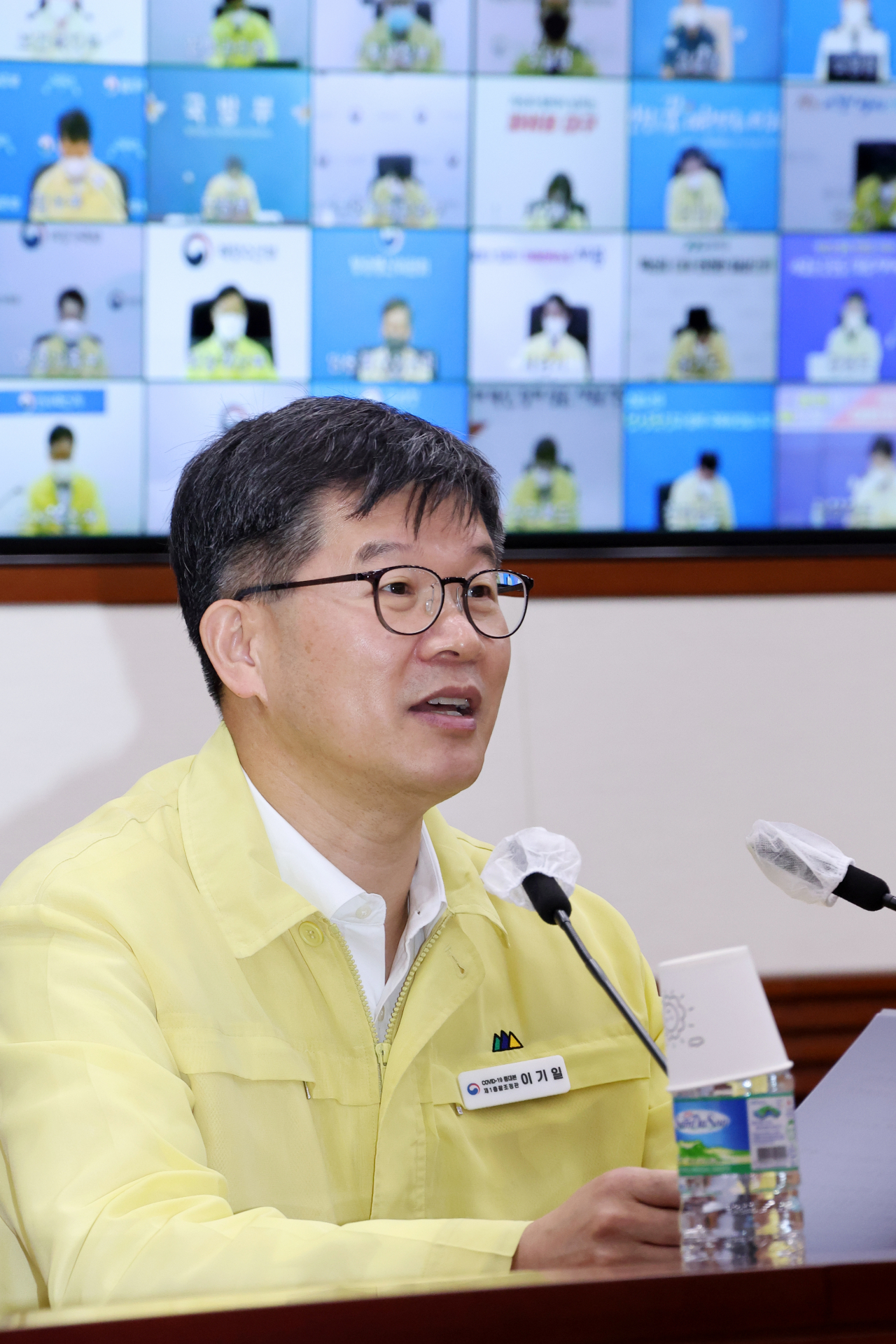 이기일 중앙재난안전대책본부(중대본) 1총괄조정관(보건복지부 2차관)이 19일 오전 정부서울청사에서 열린 코로나19 대응 중대본 회의를 주재하고 있다. [연합]