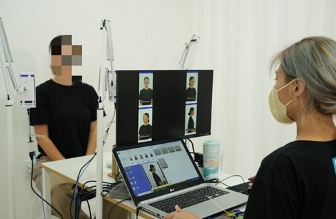 [Weekender] A day in the life of an AI dressing room model