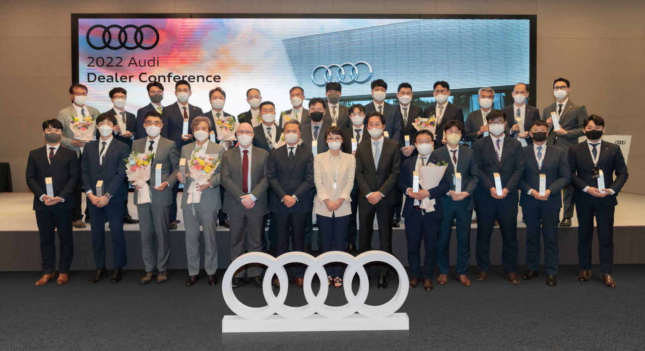 아우디 코리아는 지난 2021년 한 해 동안 세일즈와 A/S분야에서 우수한 퍼포먼스를 보여준 아우디 딜러사와 임직원을 선정하고 시상하는 ‘2022 아우디 딜러 어워즈’ 를 개최했다고 19일 밝혔다.[아우디코리아 제공]