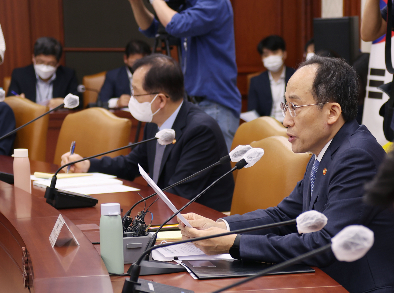 추경호 경제부총리 겸 기획재정부 장관이 19일 정부서울청사에서 열린 제229차 대외경제장관회의 및 대외경제협력기금운용위원회에서 발언하고 있다. 그는 “가능하면 8월 중 국회 보고 등 국내 절차를 마무리하고, 9월 IPEF 장관회의를 시작으로 향후 협상 과정에서도 이해관계자와 지속 소통하며 우리 입장을 적극 반영하겠다”고 강조했다. [연합]