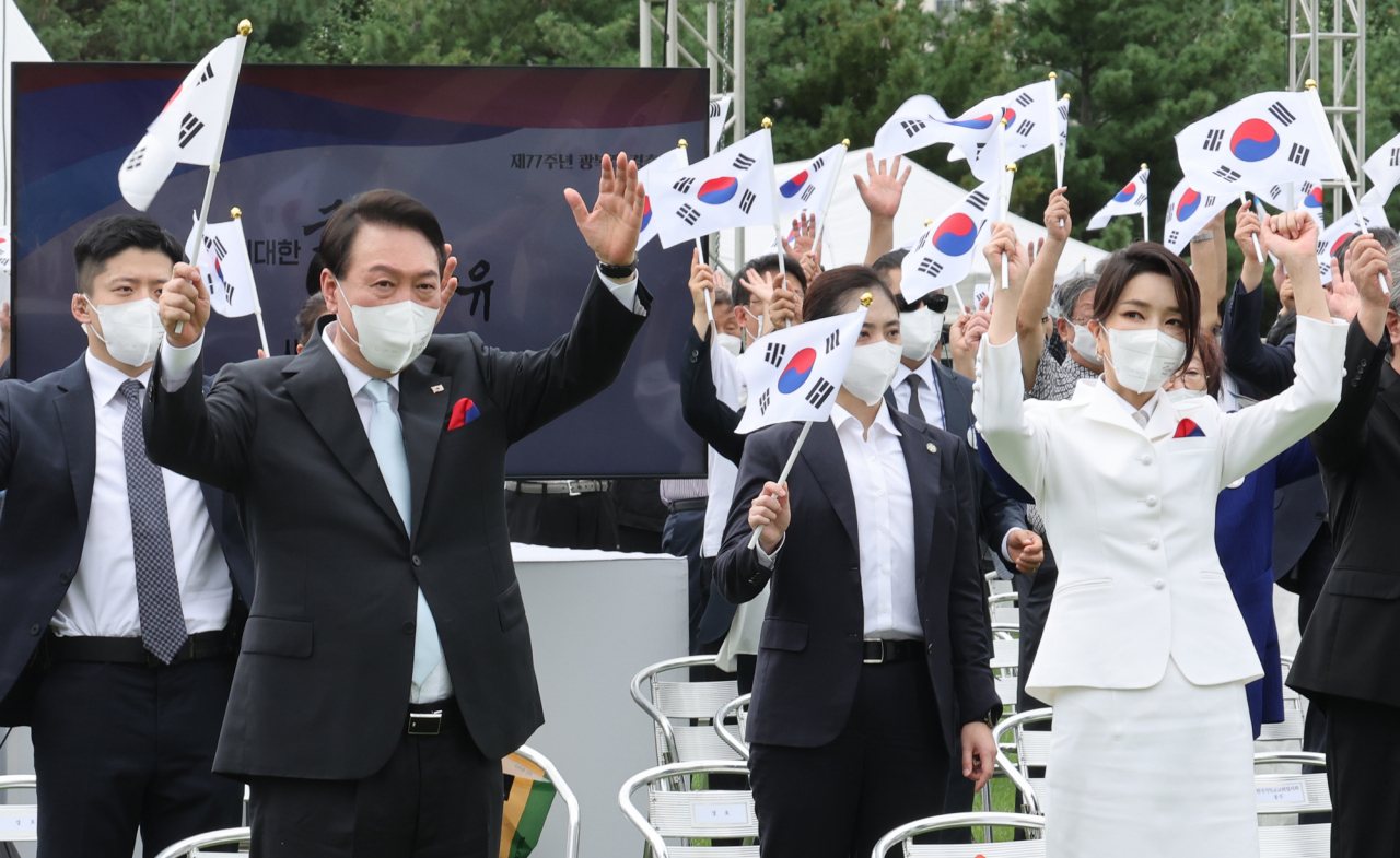 윤석열 대통령과 김건희 여사가 15일 서울 용산 대통령실 청사 잔디마당에서 열린 제77주년 광복절 경축식에서 만세삼창을 하고 있다. [연합]