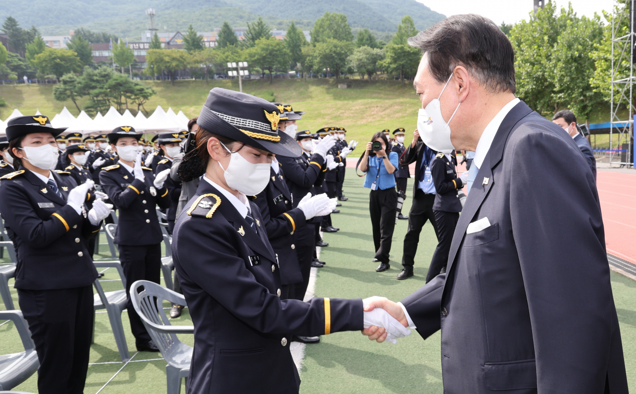 윤석열 대통령이 19일 충북 충주시 중앙경찰학교에서 열린 310기 졸업식에서 졸업생들을 격려하고 있다. [연합]