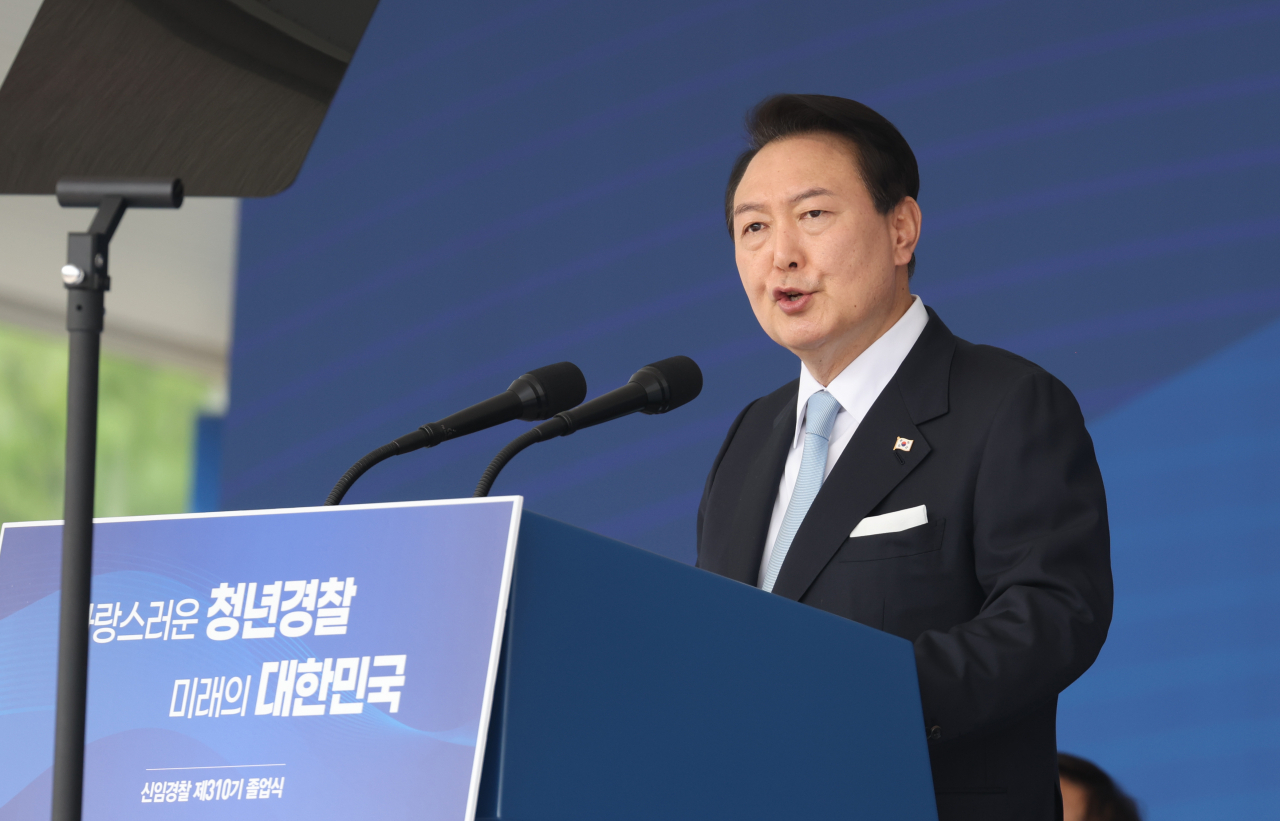 윤석열 대통령이 19일 충북 충주시 중앙경찰학교에서 열린 310기 졸업식에서 축사를 하고 있다. [연합]