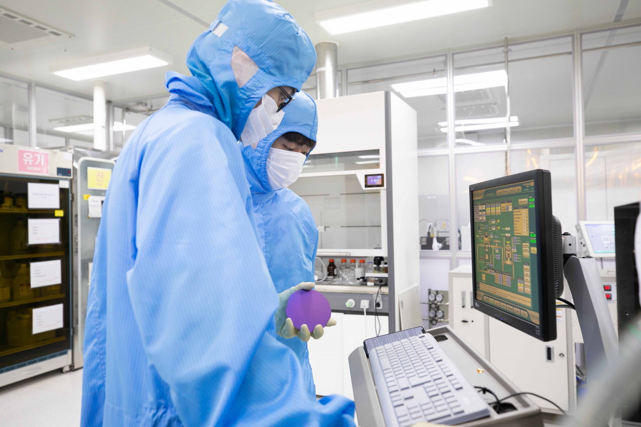 KAIST 연구진이 반도체 관련 연구를 수행하고 있다.[KAIST 제공]