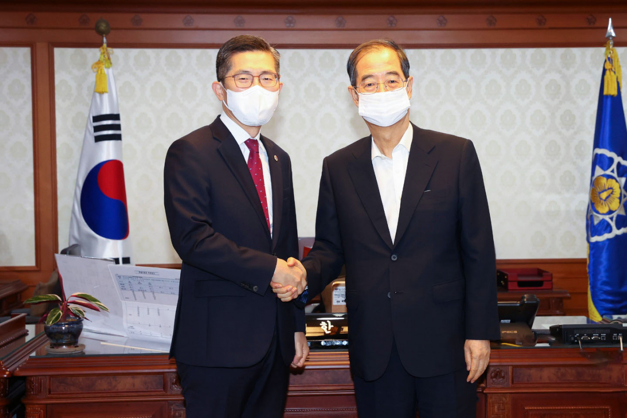한덕수 국무총리(오른쪽)가 19일 정부서울청사에서 이필수 대한의사협회 회장과 악수하고 있다. [연합]