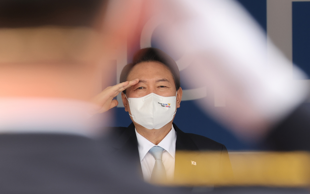 윤석열 대통령이 19일 충북 충주시 중앙경찰학교에서 열린 제310기 졸업식에서 졸업생의 경례에 거수경례로 답하고 있다. [연합]