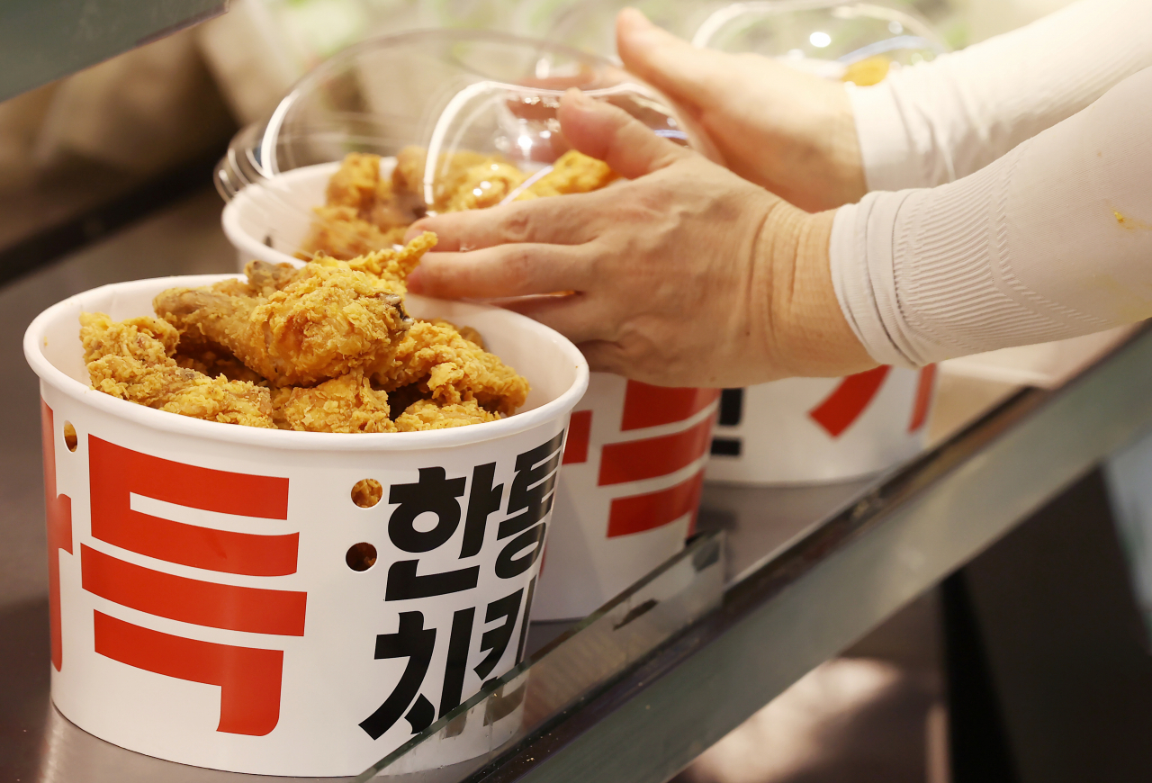 롯데마트에서 지난 11~17일 할인행사를 진행한 ‘한통치킨’. [연합]