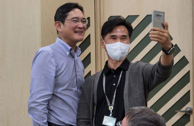 이재용 삼성전자 부회장이 19일 삼성전자 화성캠퍼스에서 임직원들과 간담회를 갖고 이야기를 나누고 있다. [삼성전자]