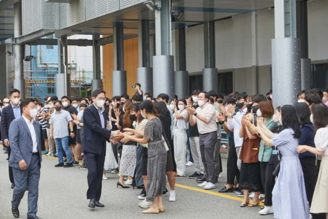 이재용 삼성전자 부회장이 19일 삼성전자 화성캠퍼스에서 임직원들과 간담회를 갖고 이야기를 나누고 있다. [삼성전자]