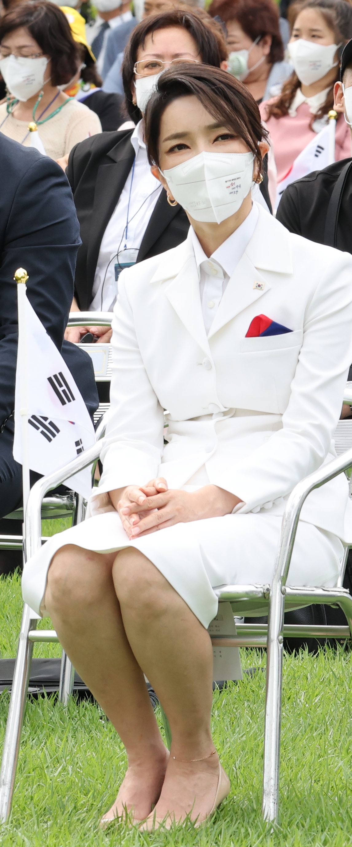 김건희 여사가 15일 서울 용산 대통령실 청사 잔디마당에서 열린 제77주년 광복절 경축식에 참석, 영상물을 시청하고 있다. [연합]