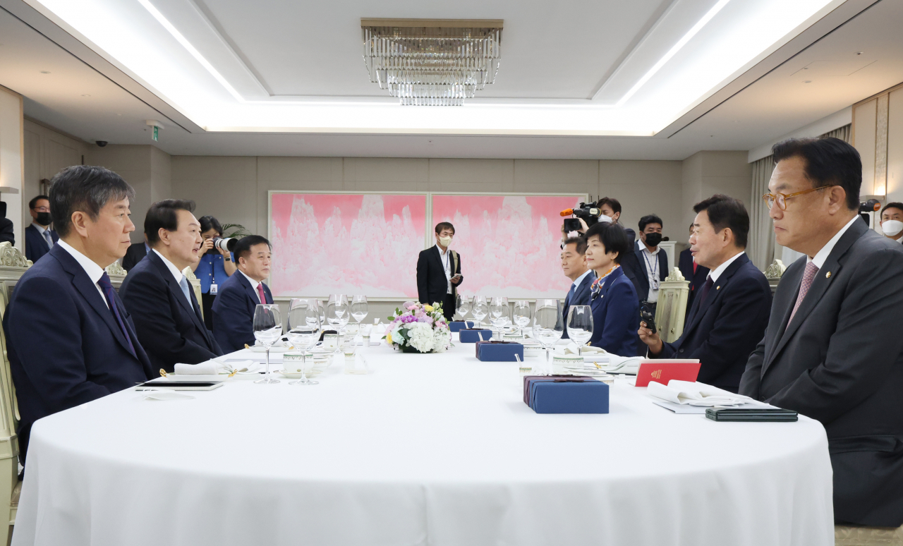 윤석열 대통령이 19일 서울 용산 대통령실 청사에서 열린 21대 국회 후반기 신임 국회의장단 초청 만찬에서 김진표 국회의장과 대화하고 있다. 오른쪽부터 시계 반대방향으로 정진석 국회 부의장, 김진표 국회의장, 김영주 부의장, 이광재 사무총장. 이진복 정무수석, 윤석열 대통령, 김대기 비서실장. [연합]