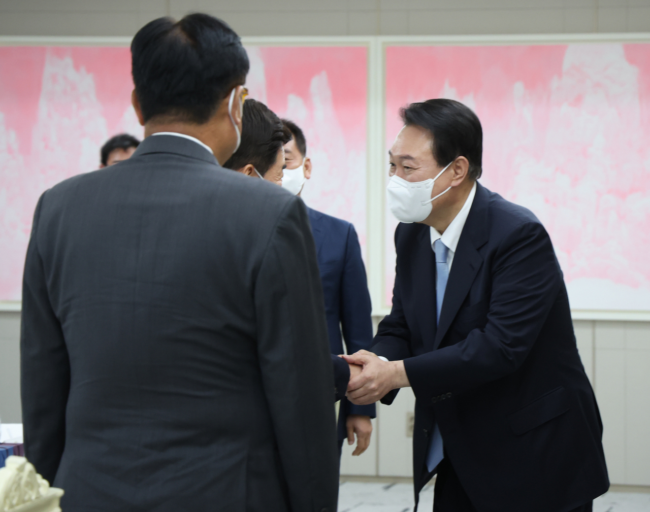 윤석열 대통령이 19일 서울 용산 대통령실 청사에서 열린 21대 국회 후반기 신임 국회의장단 초청 만찬에서 김진표 국회의장과 인사하고 있다. 왼쪽부터 정진석 국회 부의장, 김진표 국회의장, 김영주 부의장, 이광재 사무총장. [연합]