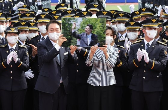 윤석열 대통령과 부인 김건희 여사가 19일 충청북도 충주 중앙경찰학교 대운동장에서 열린 중앙경찰학교 310기 졸업식에 참석했다. [충주=대통령실사진기자단]