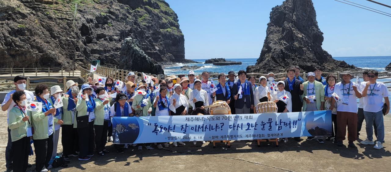 제주 해녀들이 광복절을 맞아 지난 18일 독도를 방문했다.[경북도 제공]