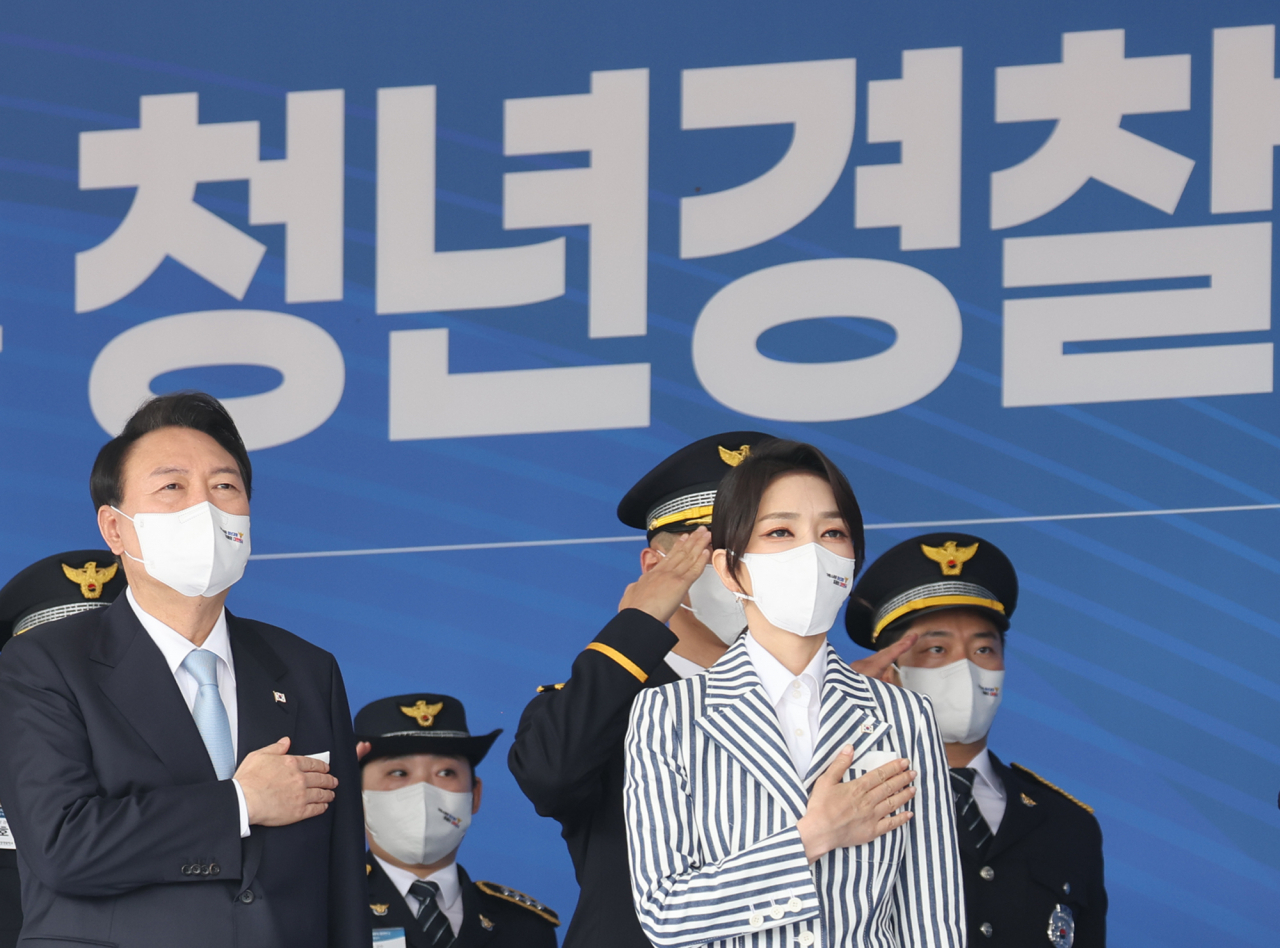 북한 선전매체들은 20일 윤석열 대통령의 낮은 국정운영 지지율을 겨냥해 ‘민심의 정확한 평가’라며 윤 대통령이 지지율 하락을 막기 위해 ‘신북풍몰이’에 나서고 있다고 비난했다. 윤 대통령과 부인 김건희 여사가 전날 중앙경찰학교 졸업식에서 국기에 경례를 하고 있다. [연합]