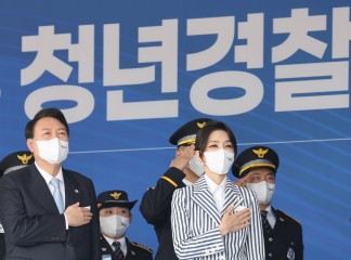 북한 선전매체들은 20일 윤석열 대통령의 낮은 국정운영 지지율을 겨냥해 ‘민심의 정확한 평가’라며 윤 대통령이 지지율 하락을 막기 위해 ‘신북풍몰이’에 나서고 있다고 비난했다. 윤 대통령과 부인 김건희 여사가 전날 중앙경찰학교 졸업식에서 국기에 경례를 하고 있다. [연합]